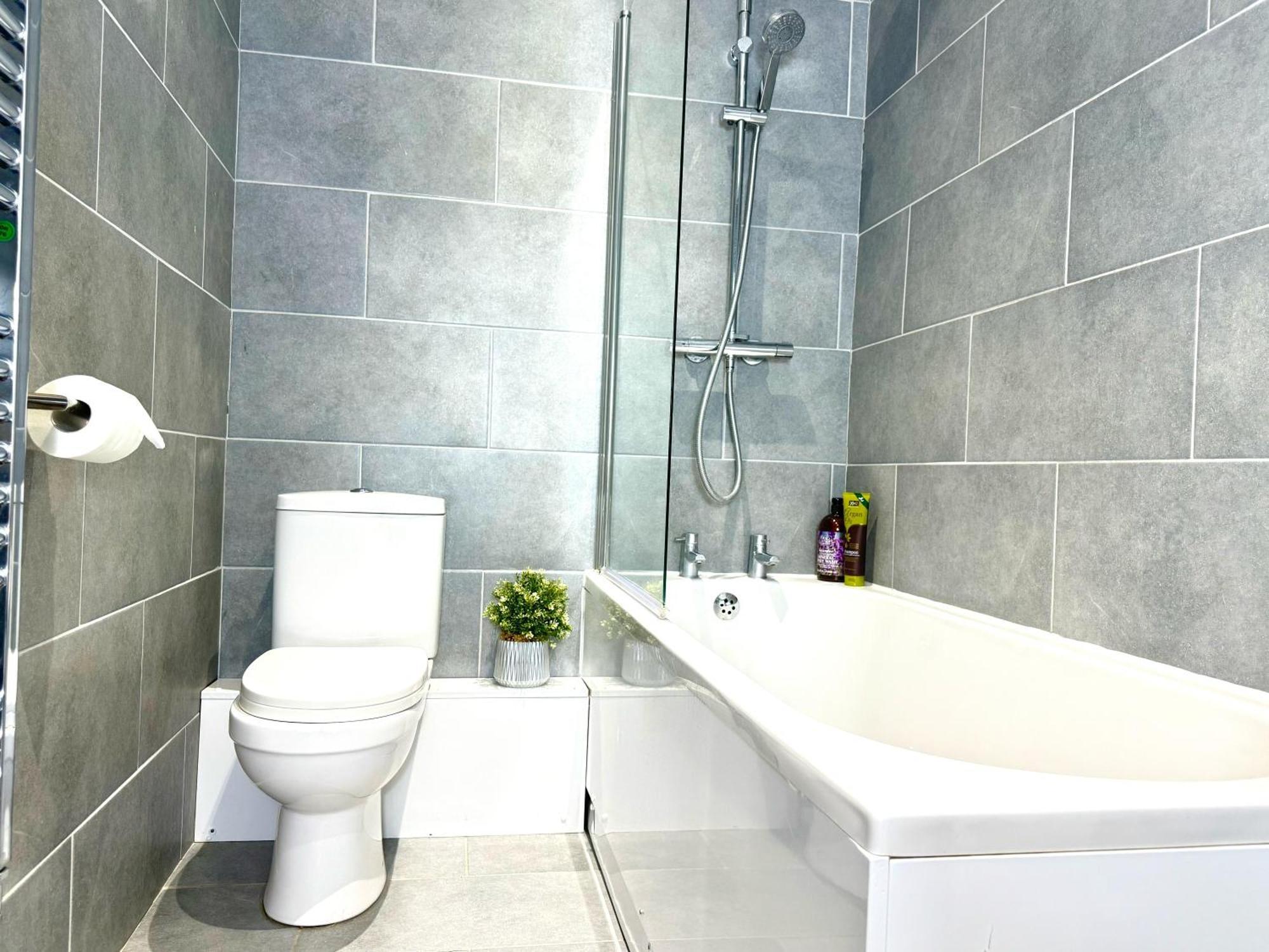 Hazel 1-Bedroom Cousy Flat, Parking, Wifi, Prime Location, Close To Blenheim Palace & Oxford Kidlington Buitenkant foto