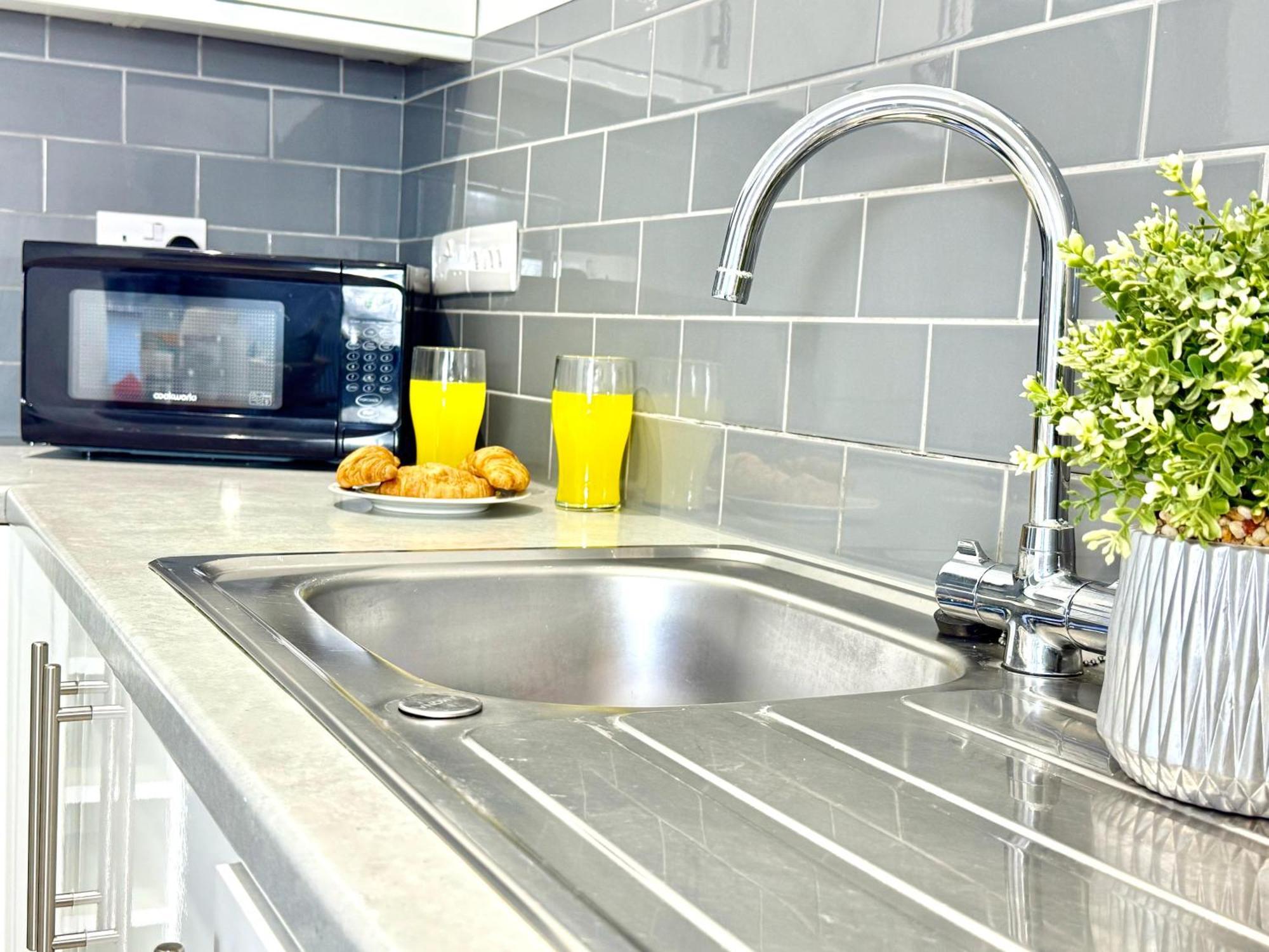 Hazel 1-Bedroom Cousy Flat, Parking, Wifi, Prime Location, Close To Blenheim Palace & Oxford Kidlington Buitenkant foto