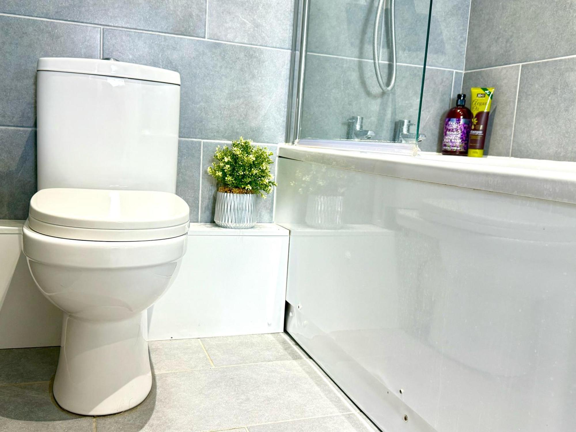 Hazel 1-Bedroom Cousy Flat, Parking, Wifi, Prime Location, Close To Blenheim Palace & Oxford Kidlington Buitenkant foto