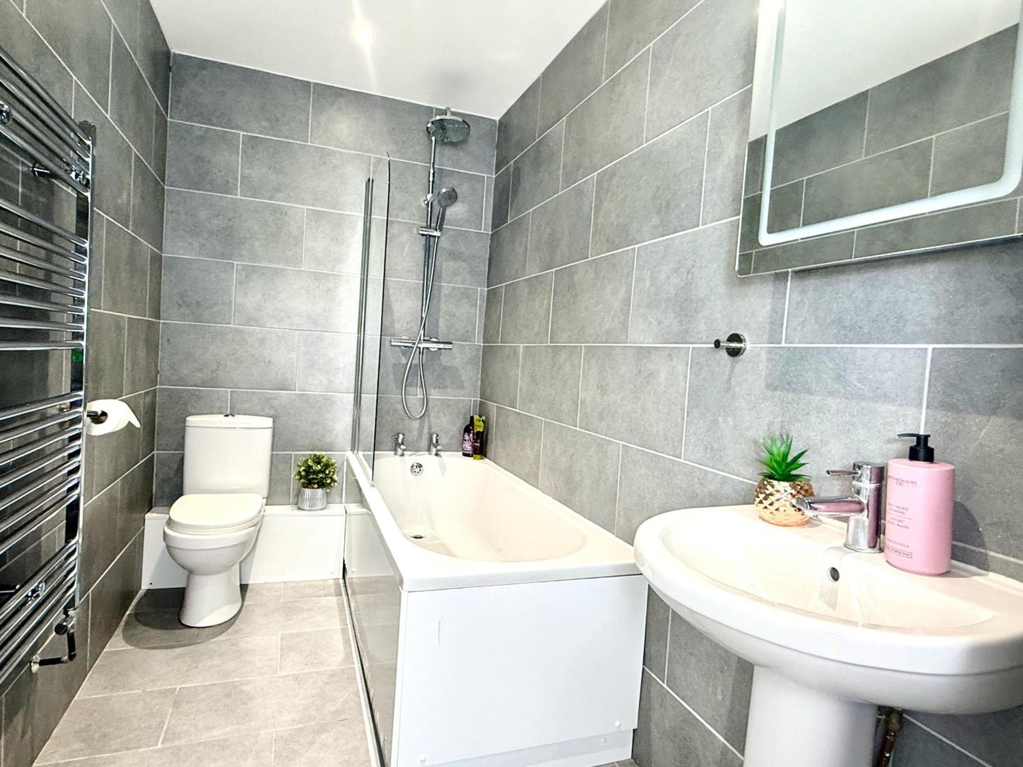 Hazel 1-Bedroom Cousy Flat, Parking, Wifi, Prime Location, Close To Blenheim Palace & Oxford Kidlington Buitenkant foto