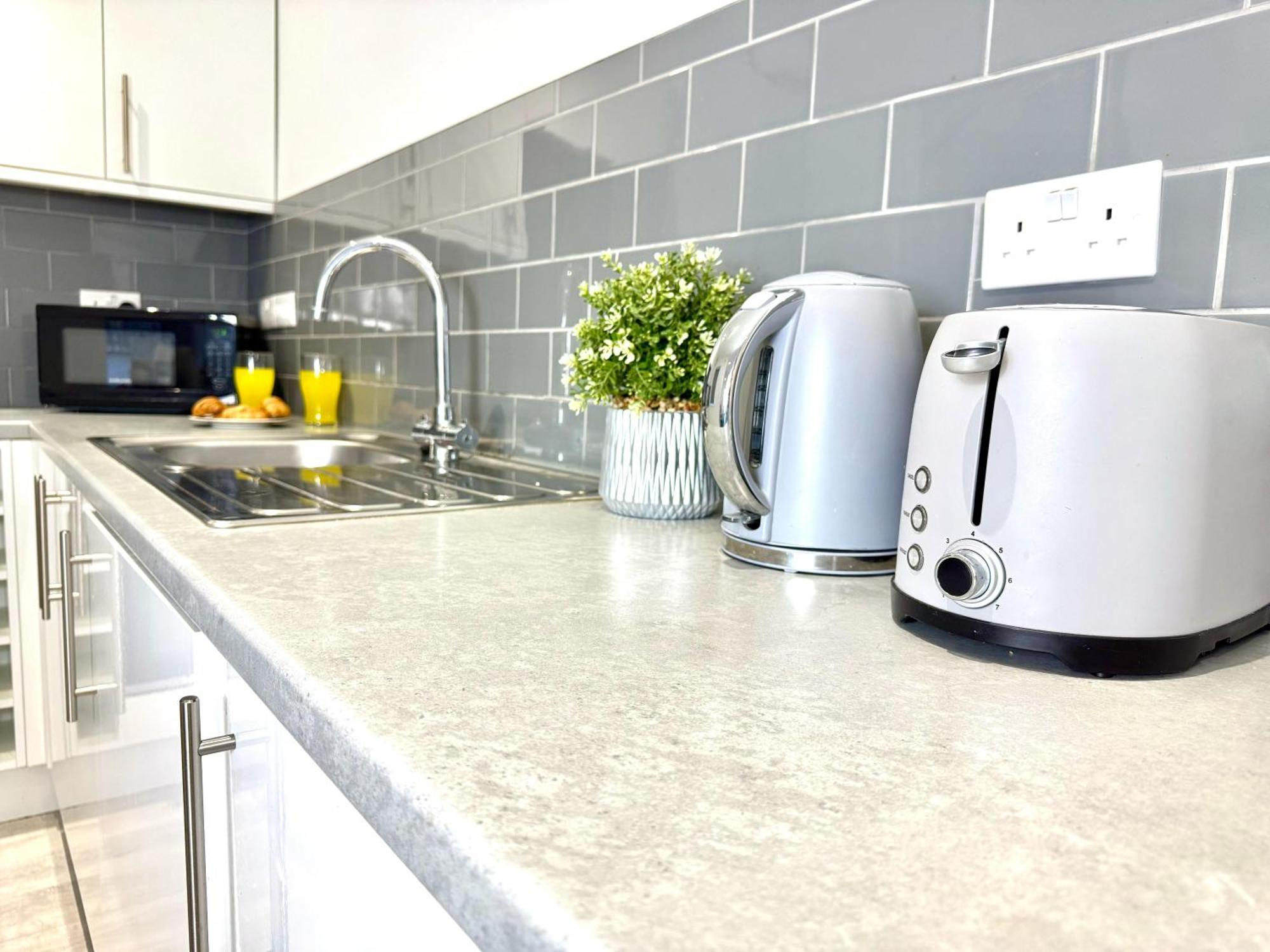 Hazel 1-Bedroom Cousy Flat, Parking, Wifi, Prime Location, Close To Blenheim Palace & Oxford Kidlington Buitenkant foto